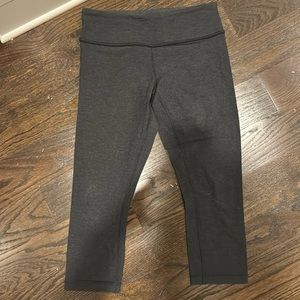 Lululemon Wunder Under cropped leggings in dark gray color, perfect condition!